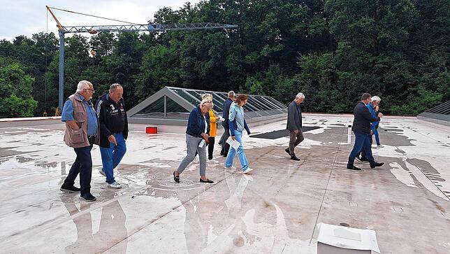 Die Pfützen auf dem neun gedämmten Dach der Seebodenhalle schaden nicht. Die Folien sind dicht verschweißt. Es kommt kein Wasser in die ...