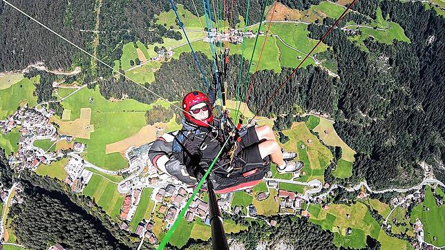 Überflieger: Mit dem Gleitschirm durch dei Luft zu segeln ist Karl-Heinz Baumanns Hobby. Hier überquert er 2020 das Zillertal.