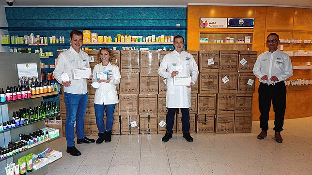 Die Phaermaziepraktikanten Jan und Lea Seifert und Niklas Zimmermann sowie Chefapotheker Frank Siefert (v.l.) mit den FFP-2-Masken in ...
