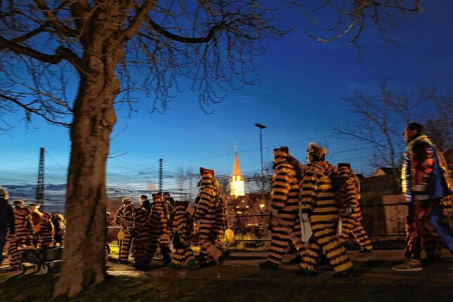 Bild 2: Flammen unterm Konzertsegel – die Narren beenden die Fastnacht