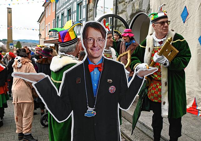 Bild 6: Erst als Pappfigur, dann live: Alle Bilder vom Tag mit Karl Lauterbach in Stockach