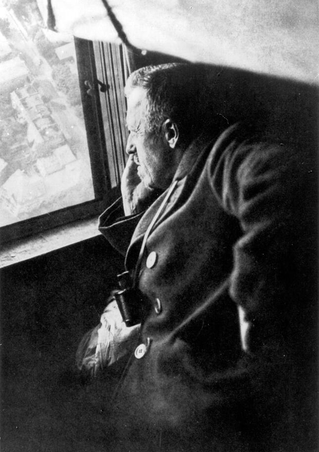 Hugo Ecker blickt versonnen aus einem Fenster der Führergondel. Möglicherweise ist das Foto entstanden, als LZ 126 über New York ...