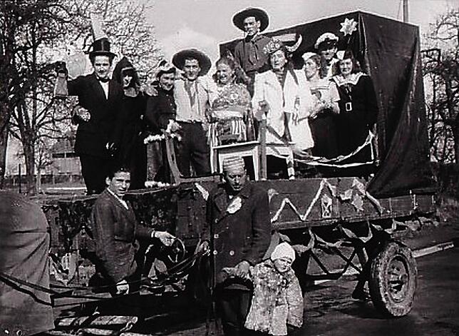 Kennt man jemanden? Diese muntere Truppe fuhr 1952 beim Rosenmontagszug mit.