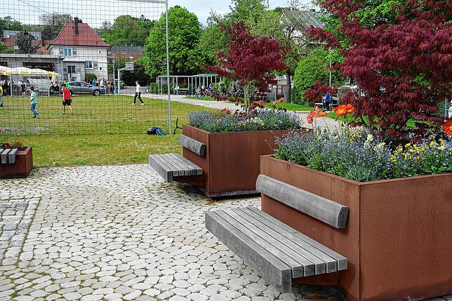 Bänke zum Ausruhen oder als Treffpunkt, schön angelegte Hochbeete, ein Bolzplatz und eine neue Wegführung: Die Aufenthaltsqualität des ...