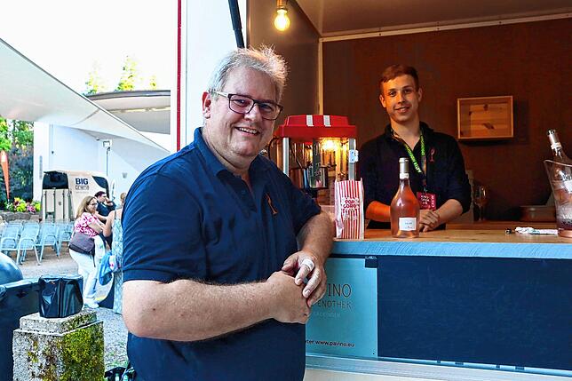 Michael Schmid von der „PaVino-Die Enothek“ bewirtet gemeinsam mit Leander Bechtold die Besucher des Kino Open-Airs im Schlosspark.