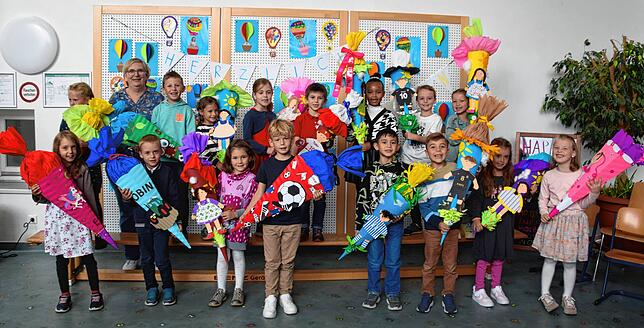 16 Jungen und Mädchen wurden in die Klasse 1a in der Grundschule Weilheim eingeschult. Klassenlehrerin ist Petra Ruch.