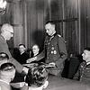 Der Säckinger Bürgermeister August Kuner gratuliert Willy Johannmeyer und überreicht ihm ein Bild. Die Aufnahme entstand am 29. Januar ...