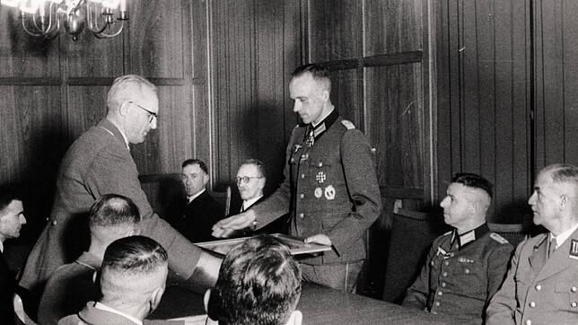Der Säckinger Bürgermeister August Kuner gratuliert Willy Johannmeyer und überreicht ihm ein Bild. Die Aufnahme entstand am 29. Januar ...