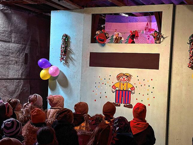 Bild 39: Narren ziehen von der Messe zum Fasnetsmarkt