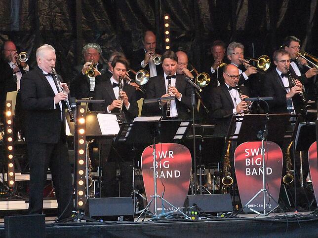 Beim Auftakt des zweiten Radolfzeller Seefestival groovt und swingt es an der Konzertmuschel. Die 17 köpfige SWR Big Band gab eine ...