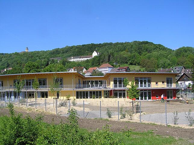 Schon wieder vom Bedarf überholt: Die neue Stühlinger Kita fügt sich harmonisch in das Stühlinger Stadtpanorama ein, platzt aber fast ...