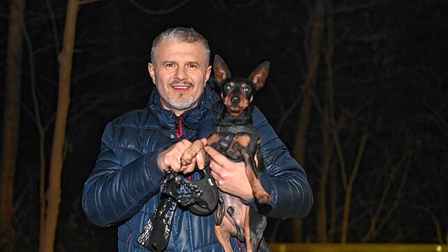 Slavko Hohos geht mit seinem Hund Jack eine kleine Runde im Riedlewald spazieren. Es ist 1 Uhr, vom Feuerwerk ist nichts mehr zu hören: ...