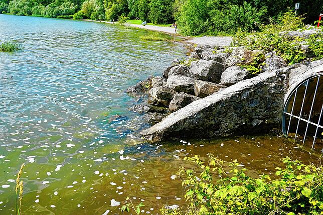 Der Auslass des Buchenbaches: Dass die „Wasserfahne“ am Strand entlang zieht, ist gut zu erkennen.