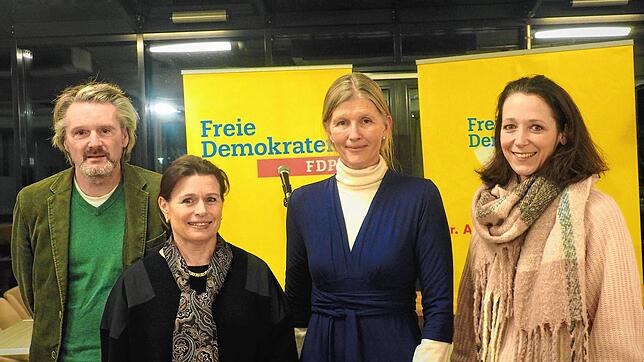 Nach dem Vortrag, bei dem sie den Anwesenden einen sehr persönlichen Einblick in das Leben einer Berufspolitikerin gewährte, stellte ...
