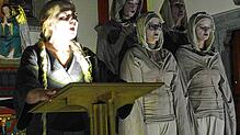Eine höchst eindrückliche Aufführung erlebt das Publikum in der Rotzinger Kapelle mit Martin Wangler als Ackermann und Sybille Denker ...