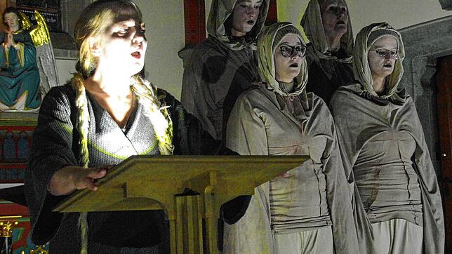 Eine höchst eindrückliche Aufführung erlebt das Publikum in der Rotzinger Kapelle mit Martin Wangler als Ackermann und Sybille Denker ...
