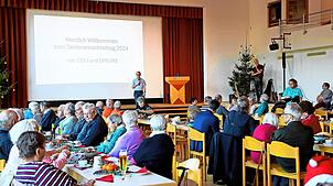 Viel Beachtung erfährt Frank Sziegat, der das Pflegebündnis und die Initiative „Gemeinsam alt werden in Schönwald“ vorstellt. Bild: ...