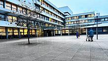 Vor dem Haupteingang des Klinikums Friedrichshafen im Winter, vor Weihnachten.