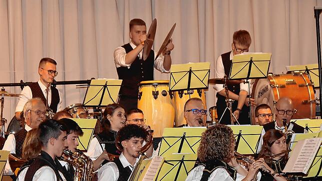 Das Orchester des Musikvereins Unterkirnach entführt seine Zuhörer beim Jahreskonzert in die Welt der Filmmusik. Bilder: Cornelia Putschbach