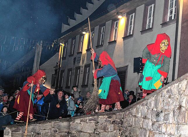 Bild 3: Schaurige Akrobatik: So fliegen die Urhexen übers lodernde Hexenfeuer