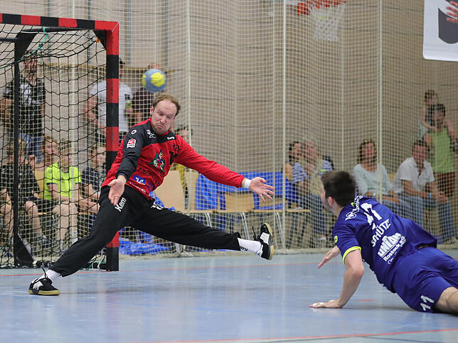 HSG Torhüter Simon Tölke in Aktion.