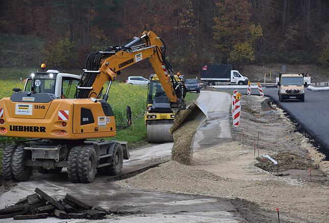 Hier wird die Zufahrt zum P&R unter der Autobahnbrücke verbessert.