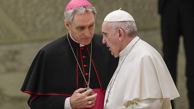 Papst Franziskus (r) spricht bei seiner wöchentlichen Generalaudienz am 15. Januar 2020 in der Vatikanischen Audienzhalle mit Georg ...