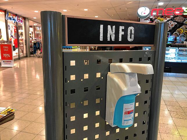 Desinfektionsmittel sind im Handel knapp geworden; die Nachfrage ist riesig. Beim Edeka am Romanshorner Platz lädt dieser Spender direkt ...