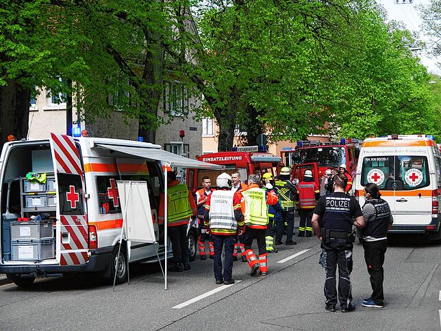 Blaulicht-Organisationen sprechen sich ab: Neben Polizei und Feuerwehr sind auch DRK und THW vor Ort.