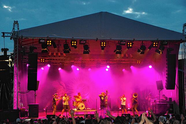 Bereits 2018 spielte LaBrassBanda auf dem Marktplatz (Bild), jetzt kehren sie am 13. Juni zurück nach Markdorf.