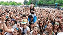 Feiernde Fans beim Campus-Festival 2023. Auch 2024 findet das Festival wieder im Konstanzer Bodenseestadion statt.