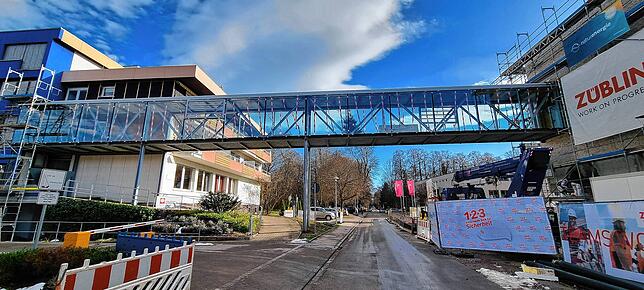 Der sinnbildliche Brückenschlag zwischen Alt- und Neubau. Eine gläserne Brücke verbindet die beiden Gebäude.