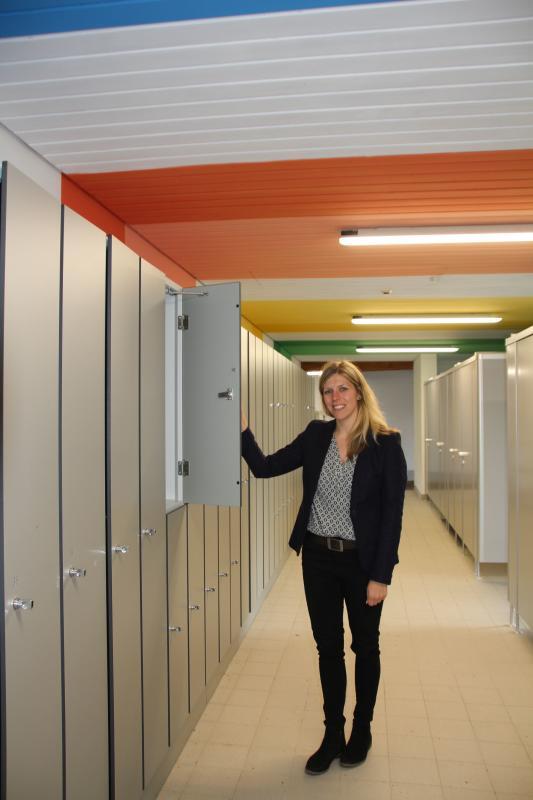 Stefanie Feger, Sachgebietsleiterin für Vereinsförderung und Sport, nimmt die neuen Spinde unter die Lupe.