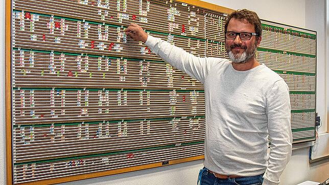 Direktor Tobias Andelfinger vom Martin-Heidegger-Gymnasium hat bereits Masken für seine Kollegen erhalten.