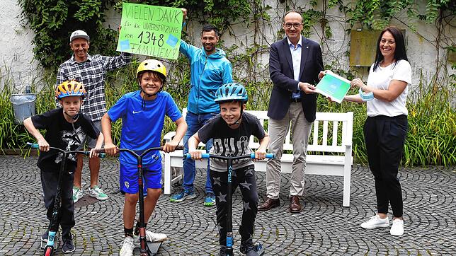 Damit Kinder, wie (v.l.) Mattis (9), Julius (10) und Jannes (11), einen ganzen Tag lang Spaß auf dem Spielplatz haben, hat die ...