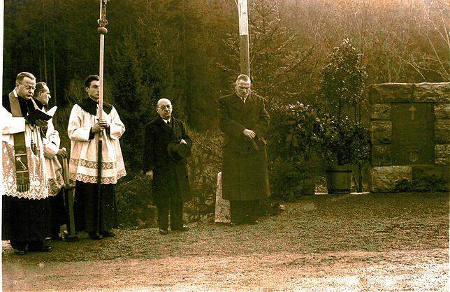 Die Stadt Radolfzell setzte ein Jahr nach dem Unglück einen Gedenkstein am Ort des Geschehens: Bei der Einweihung im Jahr 1950 waren ...