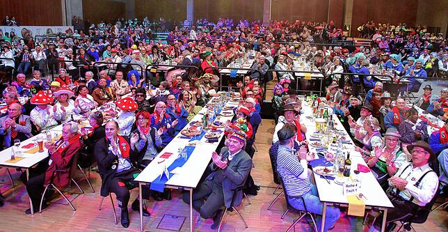 Endlich wieder mit Präsenz. Die Poppele planen zwei Narrenspiegel in der Singener Stadthalle. Ob es wieder so voll werden wird wie auf ...