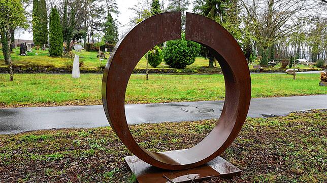Diese Skulptur des Künstlers Rüdiger Seidt soll als Denkmals für die Opfer des Busunglücks dienen &ndash; und dafür von seinem aktuellen ...