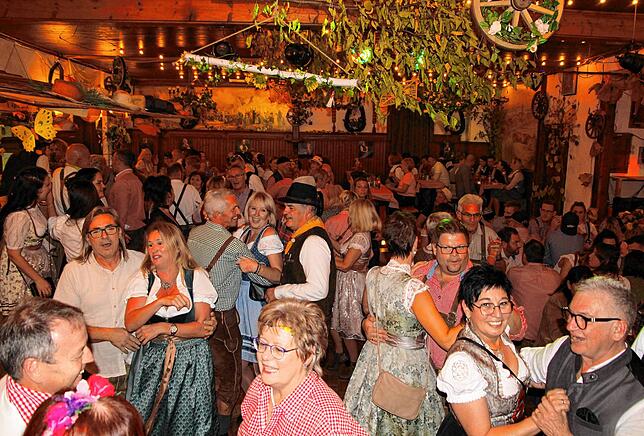 Bild 2: Dirndl und Lederhosen bestimmten das Bild beim Bräunlinger Almabtrieb