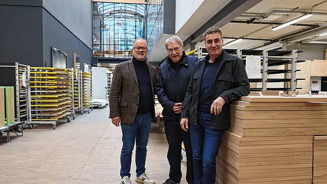 Martin Homburger, Günther Wieth und Klaus Hummel (von links) in der Manufaktur der Konrad Knoblauch GmbH. Bild: Konrad Knoblauch GmbH