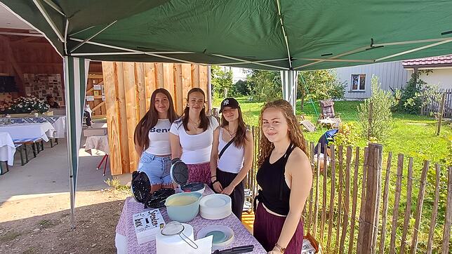 Am Waffelstand gab es Gaumenschmaus. Hier Grazia, Mia, Victoria und Sarah (von links) von der Tanzschule Laufenburg.
