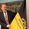 Überlingen hat die Fahne: OB Jan Zeitler hat in seinem Dienstzimmer im Rathaus die offizielle Fahne zur Landesgartenschau 2020 aufgestellt.