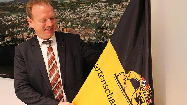 Überlingen hat die Fahne: OB Jan Zeitler hat in seinem Dienstzimmer im Rathaus die offizielle Fahne zur Landesgartenschau 2020 aufgestellt.
