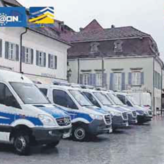 Zahlreiche Einsatzfahrzeuge parkten am 5. Mai 2021 frühmorgens auf dem Landungsplatz in Überlingen, um in einem Gebäude mit Wohnungen ...