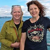 Annette Zinser-Lieb (l.) und Karin Bassiel kamen zufällig vorbei und nutzten die Gelegenheit, die E-Fähre kennenzulernen.