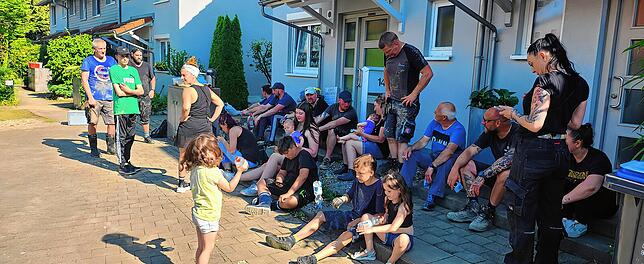 Kurze Verschnaufpause beim Hochwassereinsatz: Die Mitglieder der Teuringer Johle packten mit an und unterstützten die vom Starkregen ...
