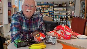 Willi Moosmann (74) im „fairen Weltlädeli“ der Gemeinde Murg.