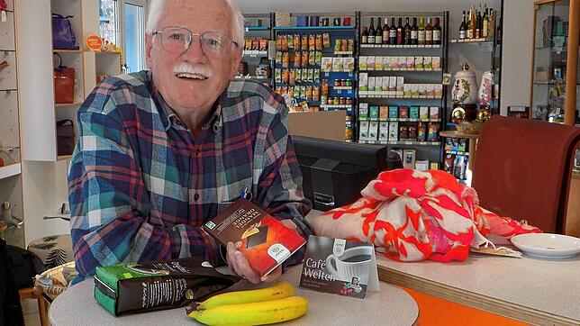 Willi Moosmann (74) im „fairen Weltlädeli“ der Gemeinde Murg.