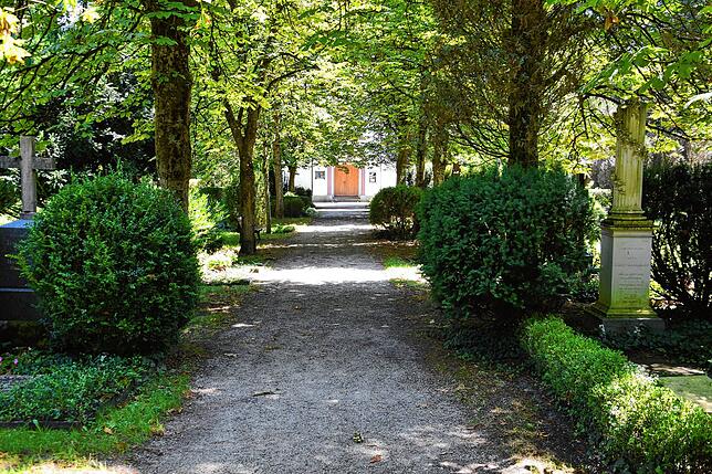 Schon aus Ferne laden die Tore der alt-katholischen Kirche St. Peter und Paul auf dem Au-Friedhof in Bad Säckingen die Menschen zu einem ...