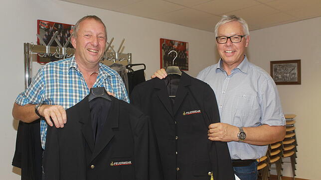 Gesamtkommandant Berthold Reichle (links) und Bürgermeister Wolfgang Sigrist präsentieren zwei Modelle von Uniformjacken für die ...